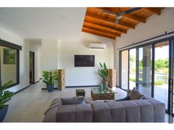 Beautiful 3-Bedroom Home with Rooftop and Pool and Jacuzzi